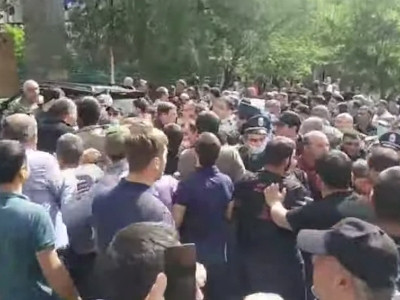 Armenia PM in Agarak, situation is tense