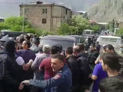 Լարված իրավիճակ Սյունիքում. քաղաքացին բարձրացավ Փաշինյանի անվտանգության մեքենայի վրա