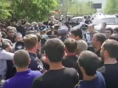 Փաշինյանի խոսնակը քաշքշում է լրագրողին