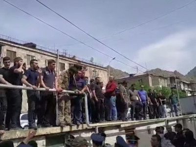 «Տղերքի արյունը վրեդ ա, դավաճան». քաշքշուկ Ագարակում՝ Փաշինյանի այցի ժամանակ