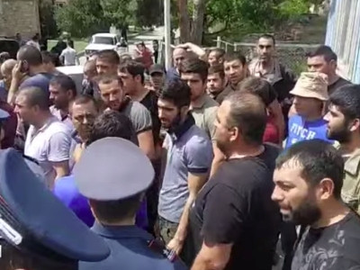 Չենք թողնելու մտնի, մեր հողը պղծի. Մեղրիում քաղաքացիները հայհոյանքներ են հնչեցնում Փաշինյանի հասցեին