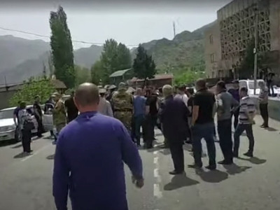 Armenia premier is greeted with cursing, whistles in Meghri town