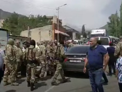 Փաշինյանի հեռանալուց հետո քաշքշուկ սկսվեց քաղաքացիների եւ հատուկջոկատայինների միջեւ