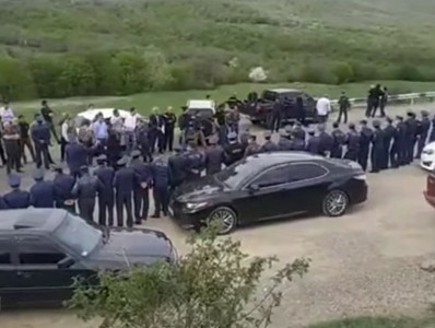 Residents of Armenia's Shurnukh village egg PM's cars
