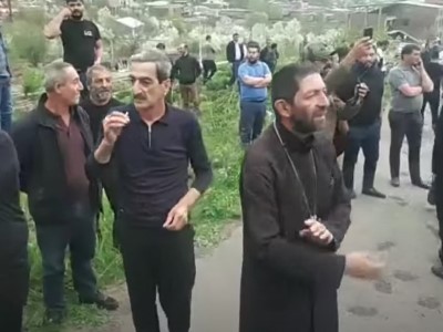 Residents of Armenia's Goris use swear words against PM