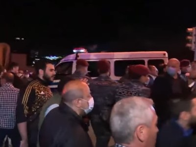 Armenia PM enters governmental mansion from other entrance, demonstrators leave eggs there