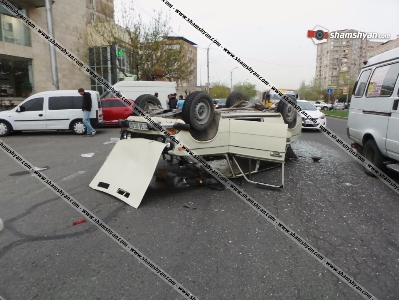 Երևանի Բադալ Մուրադյան փողոցում գլխիվայր շրջվել է ՎԱԶ 2106 մակնիշի ավտոմեքենան (ֆոտո)