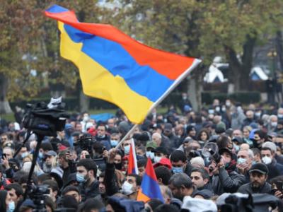 Оппозиция организовала в Ереване митинг у памятника Араму Манукяну