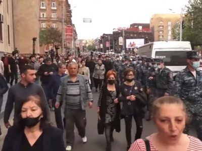 Протестующие у памятника Арама Манукяна направились к Генпрокуратуре