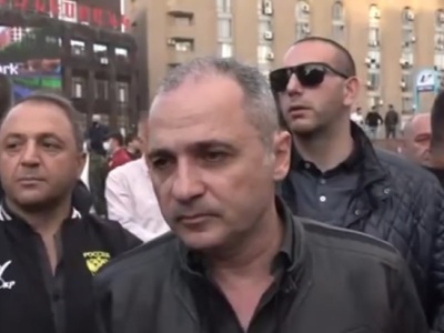 «Ես էդ Հրաչյա է, Հրաչուհի է, իրեն հրավիրում եմ իմ հետ մենախոսության». Վահե Հակոբյան