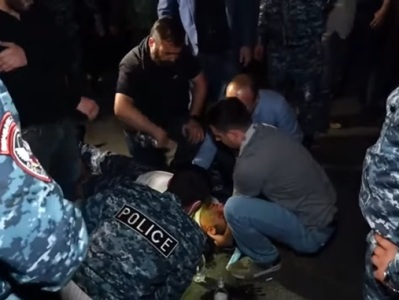 В результате столкновений  участников акции протеста с полицией, одному из правоохранителей стало плохо