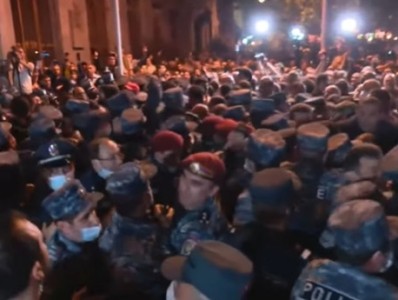 Armenian police apprehend 14 participants of protest in front of Prosecutor General's Office