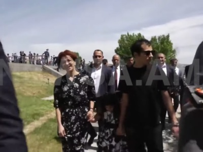 Աննա Հակոբյանը դստեր ու որդու հետ այցելել է Ծիծեռնակաբերդ (ֆոտո)