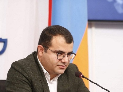 Դեռ երեկվանից հրապարակված է Երևանի քաղաքապետի որոշումը, որով Կամո Մովսեսյանը զրկվել է քաղաքապետի ոսկե մեդալից.Խոսնակ