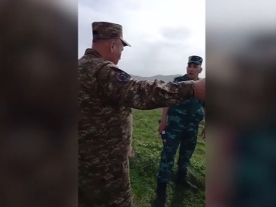 Argue between Armenian and Azerbaijani soldiers in Syunik