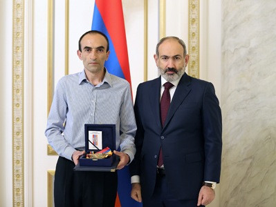 Armenia acting premier presents Arkady Ter-Tadevosyan’s posthumous medal to his son