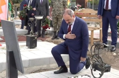 «Ինչ խղճով եք Եռաբլուր գալիս». Փաշինյանին ուղղված հարցից հետո լրագրողին թույլ չտվեցին լուսաբանել  այցը (ուղիղ)