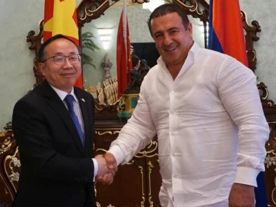 Opposition Prosperous Armenia Party leader meets with newly appointed Ambassador of China