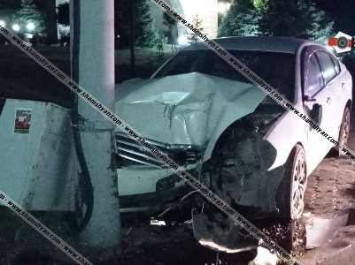 Nissan-ը Եռաբլուրի ճանապարհին դուրս է եկել երթևեկելի գոտուց և բախվել էլեկտրասյանը․ վարորդը տեղափոխվել է հիվանդանոց