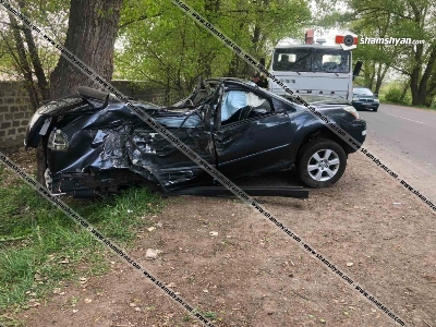 Սեւան-Մարտունի-Գետափ ճանապարհին Lexus-ը դուրս է եկել երթևեկելի գոտուց և բախվել ծառերին. Կա վիրավոր (ֆոտո)