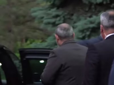 Armenia acting PM leaves parliament, refuses to answer reporters' questions
