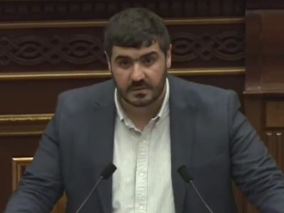 էս օսլայած հոգիներով քամելեոնները եկել էստեղ ասում են՝ չմոռանաք, թե ովքեր են Արցախը հանձնել. Արման Եղոյան