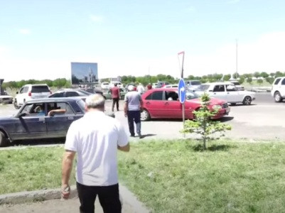 Residents of Armenia's Armavir Province shut down road, complain about lack of irrigation water