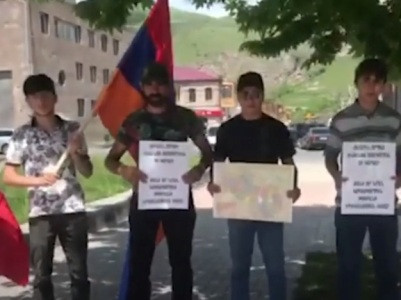 Young Armenians hold demonstration in Armenia's Goris, say Syunik Province is in danger