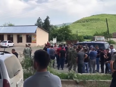 Residents of Karabakh's Karmir Shouka don't let Azerbaijanis pass with their cars, plan to do this every day