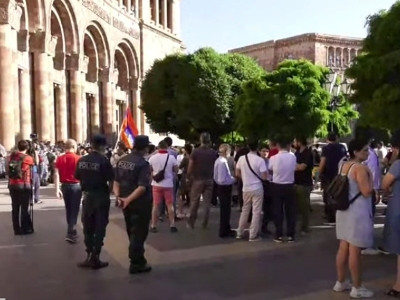 Armenian citizens holding protest near government: They demand Pashinyan to make infamous document public