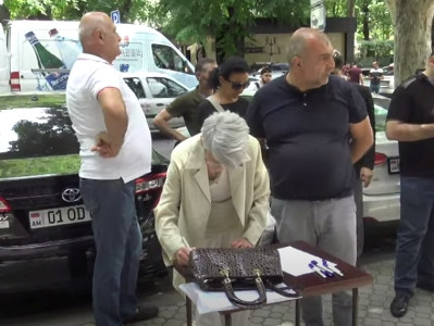 Armenia citizens carrying out signature campaign to hold Nikol Pashinyan criminally liable