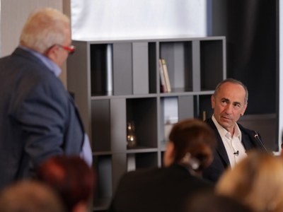 Եթե ուժդ չի պատում, գնա ՌԴ-ի հետ խոսի, ասա՝ արի քո դրոշները մի տարով դնենք, պահենք, մինչեւ ես ոտքի կանգնեմ. Քոչարյան