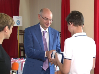 182 hearing aids and 2 buses by benefactor Mikayel Vardanyan for students of Special Educational Complex