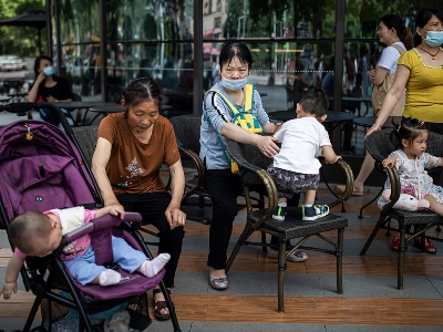 Chinese authorities allow families to have 3 children