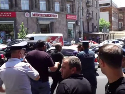 «Ո՞վ էր, արա». Լարված վիճակ Հերացի փողոցում. վեճ սկսվեց վարորդի եւ անհետ կորածի հարազատի միջեւ