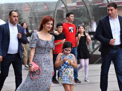 Աննա Հակոբյանը դուստրերի հետ շրջել է Երեւանում եւ լուսանկարներ հրապարակել