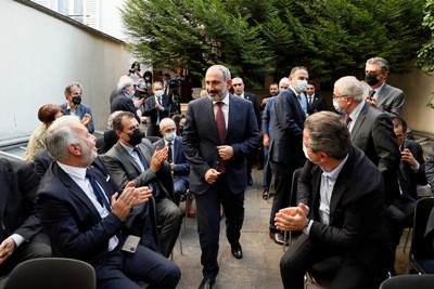 Acting premier meets with Armenian community in France