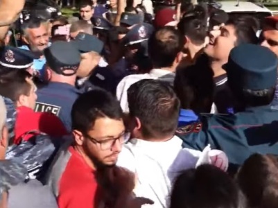 Armenia citizens throw polyethylene bags at Health Ministry building, police apprehend protesters