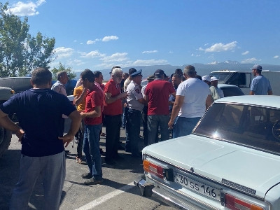 Armenia citizens shut down Etchmiadzin-Ashtarak road, complaining about lack of irrigation water