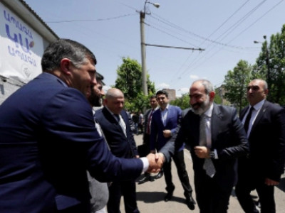 Dejavu: Armenia ruling party distributes money for votes at Yerevan district election office