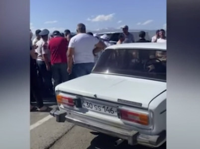«Այս տարի երեւի դիտավորյալ կտրում են ջուրը, որ ագրեսիվանանք». գյուղացիները փակել են Էջմիածին-Աշտարակ ճանապարհը