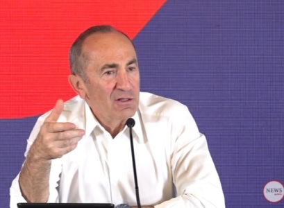 Իկոնայի պես նկարս բռնած գնում, գալիս ա. Քոչարյանը՝ Փաշինյանի կողմից իր նկարը ցուցադրելու մասին