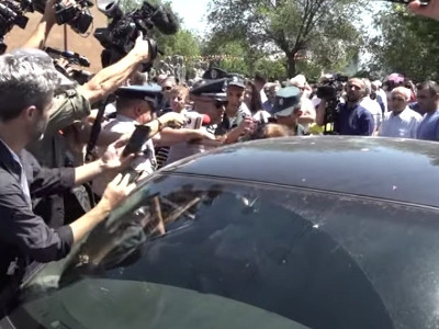 Police forcefully apprehend woman who spoke out against Armenia acting PM in Etchmiadzin