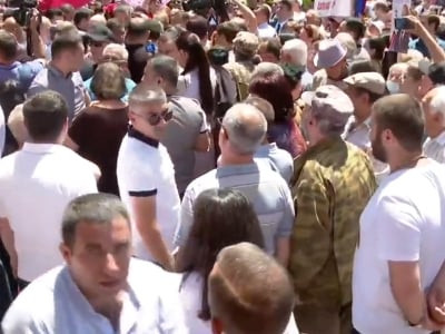 «Հրապարակ»․ Փաշինյանը հրահանգել է իրեն դավաճան ասողների հարցերը տեղում լուծել՝ բռնել ու ծեծել