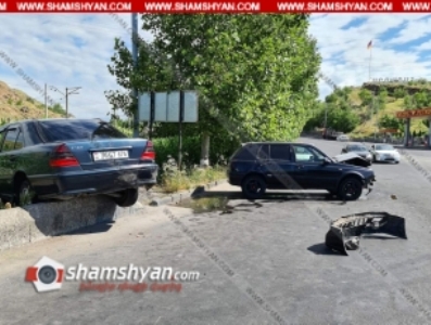 Աբովյանում բախվել են Volkswagen-ն ու Mercedes-ը, վերջինս հայտնվել է հետիոտնի ճանապարհին՝ բախվելով կամրջի ճաղավանդակին