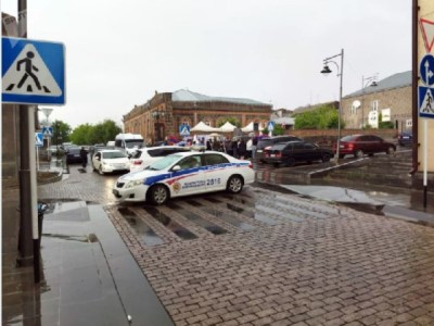 Ոստիկանները Գյումրու անցուդարձին հետեւում են բնակարաններից, ինչ է թե Փաշինյանը ճաշելու է մտել․ Sputnik Արմենիա