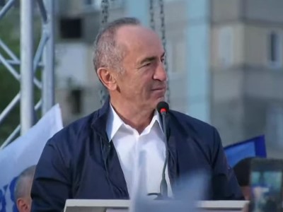 Ռոբերտ Քոչարյան. 1997-98 թթ. Երեւանում եղել է երեք լուսավորված փողոց