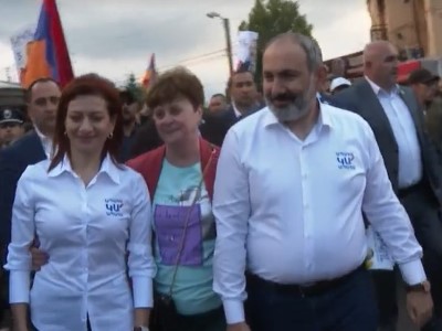 Armenia acting PM ends campaign meeting in Gyumri with march, accompanied by many security officers