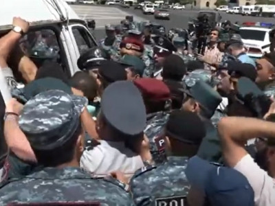Yerevan police forcibly apprehend protesting ARF members