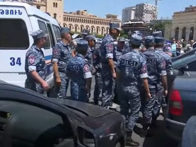 ARF youth close off downtown Yerevan street